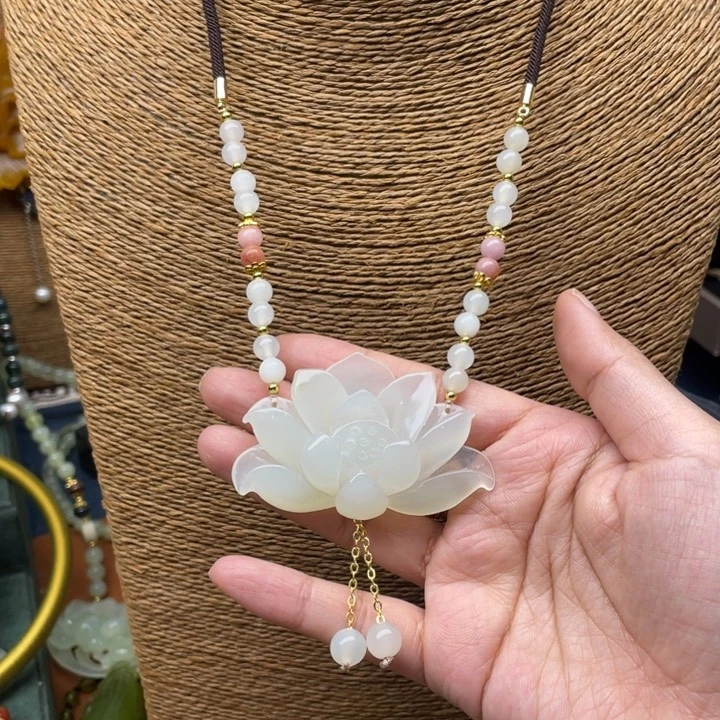 蛇纹石玉吊坠合金