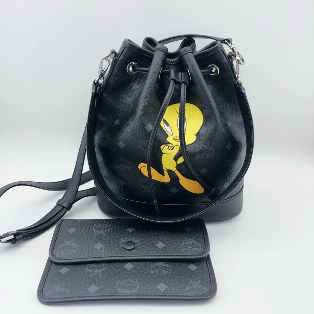 95新 MCM  黑色小黄鸭水桶包  1676 9833