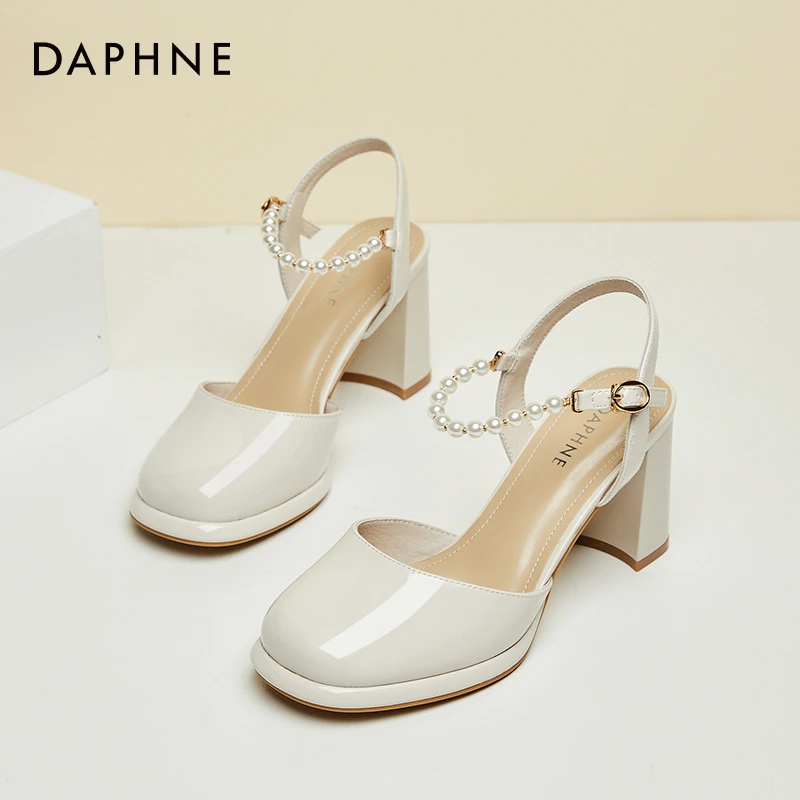 达芙妮白色高跟鞋女一字扣带小粗跟包头凉鞋秋季外穿上班单鞋女鞋