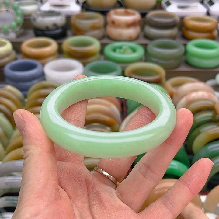 未镶嵌手镯（圆镯）石英质玉