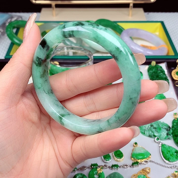 翡翠手镯未镶嵌翡翠