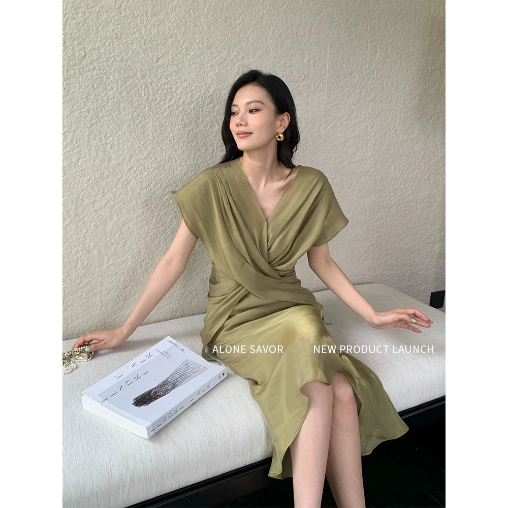 【ALONE SAVOR】卓然，经典斜裁顺垂柔软缎面水泽感直筒半裙套装U113