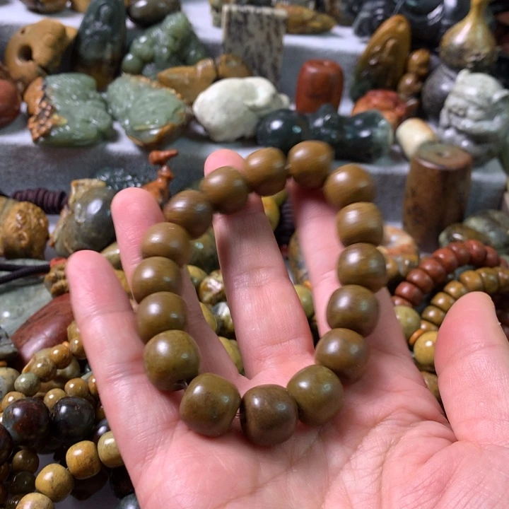 未镶嵌岫岩河磨玉（透闪石质玉）把件