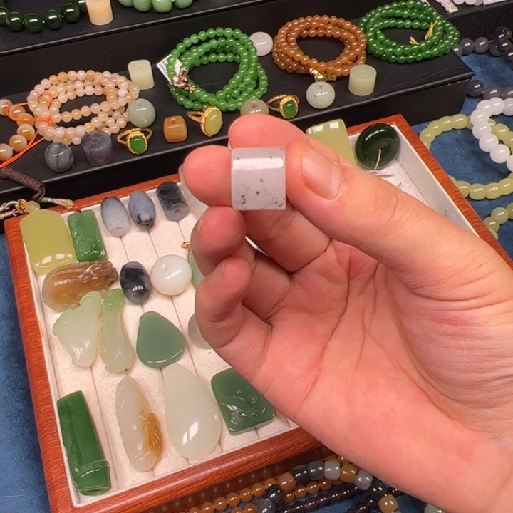 和田玉未镶嵌颈饰点墨青花