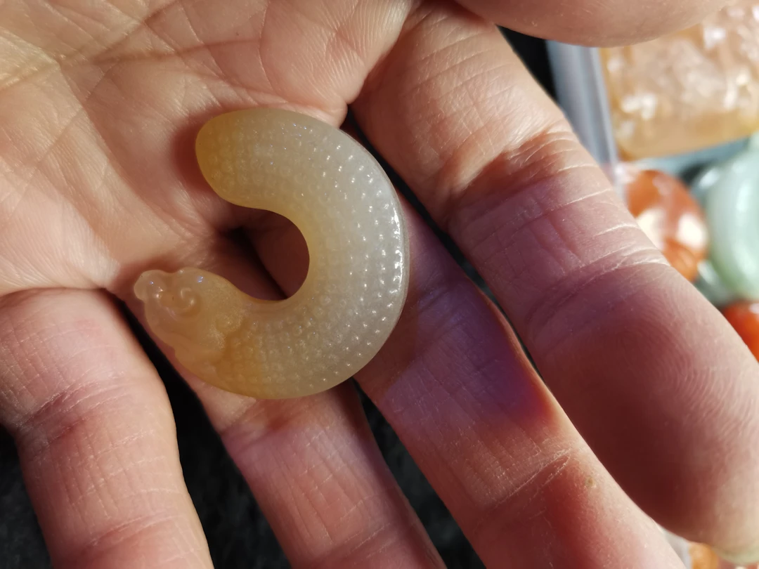 仿古件半圆形黄蜡石古钉扣