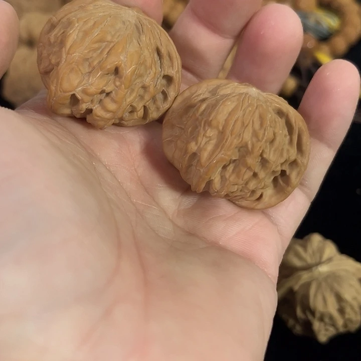 文玩核桃把件38左右微微瑕磨盘，编号039