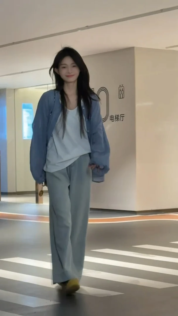 2025新款韩版高级感温柔蓝色衬衫上衣搭配白色T恤阔腿牛仔裤套装