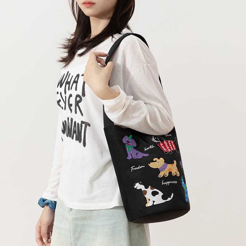 艺术鸭绣工坊 设计师原创重工刺绣款 单肩斜跨水桶包女 萌宠狗狗