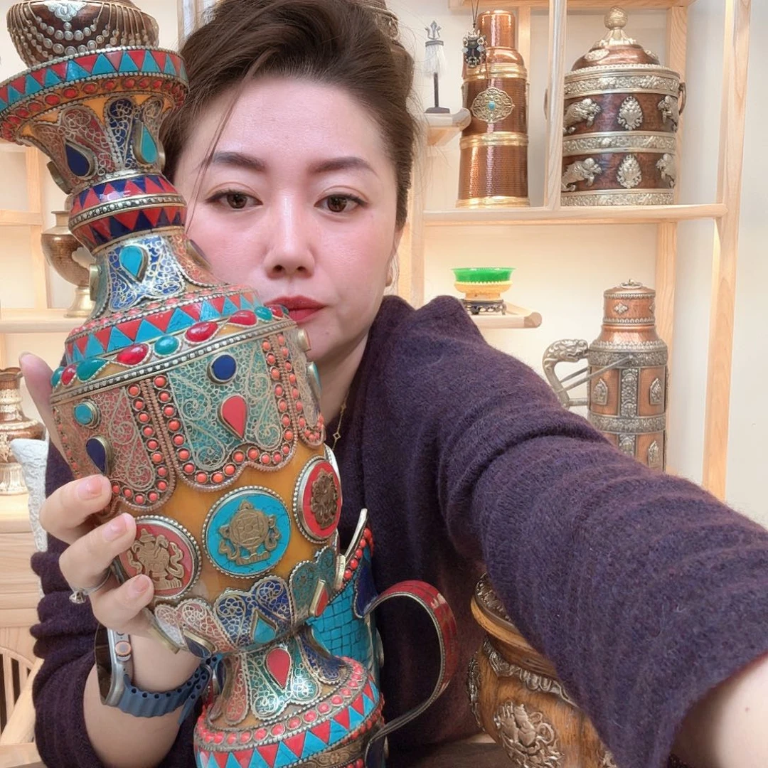 金属松弛款花瓶民族特色