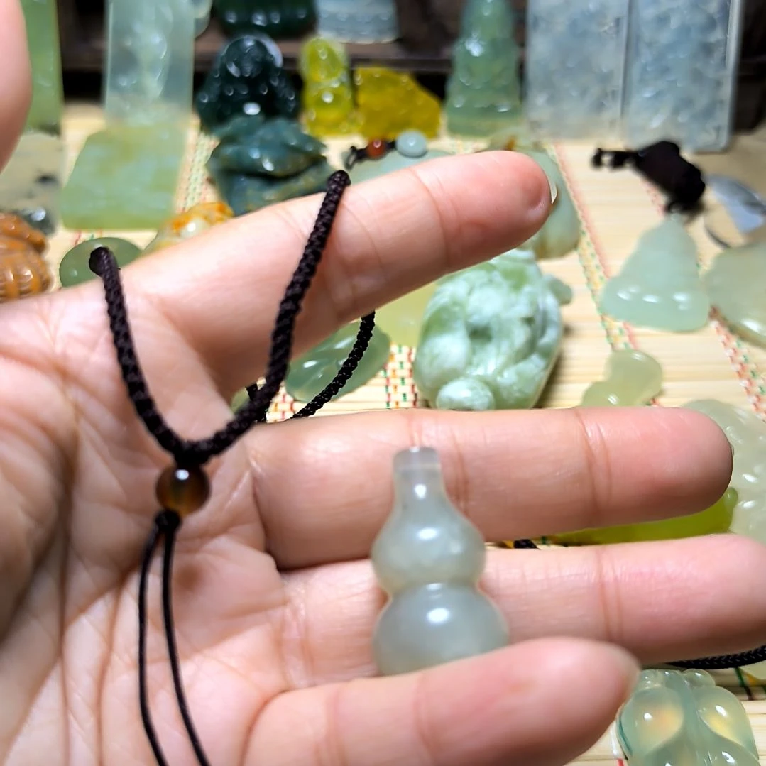 岫玉未镶嵌吊坠(不含链)r****n