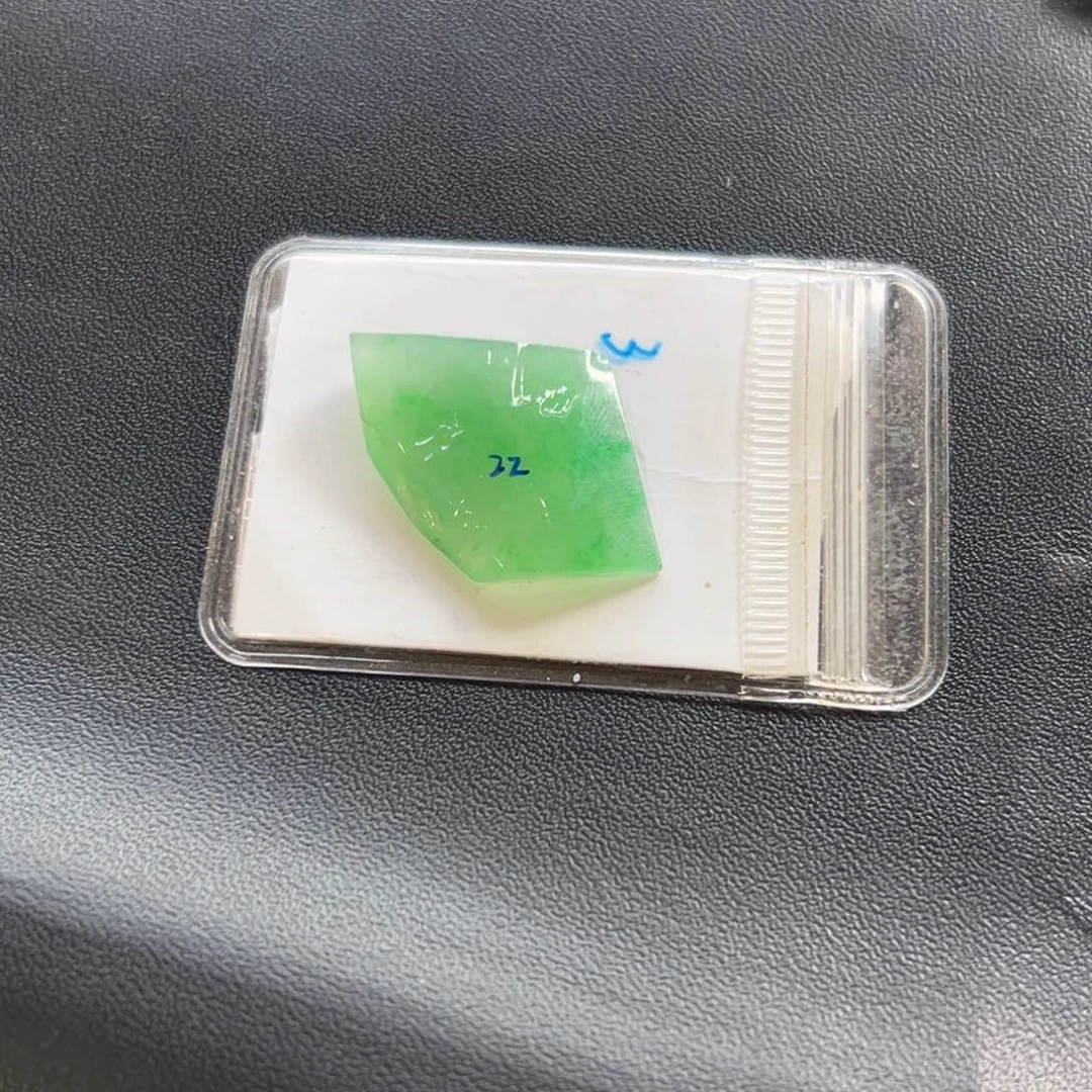 定制翡翠未镶嵌冰种果阳绿色随形吊坠料