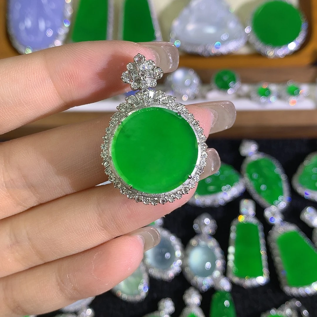 翡翠18K金镶嵌颈饰88888888