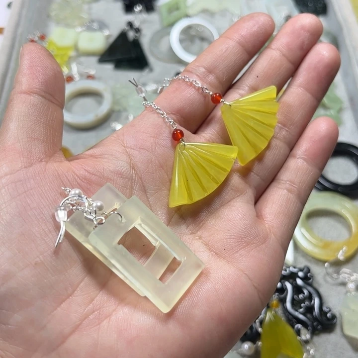 蛇纹石玉合金耳饰