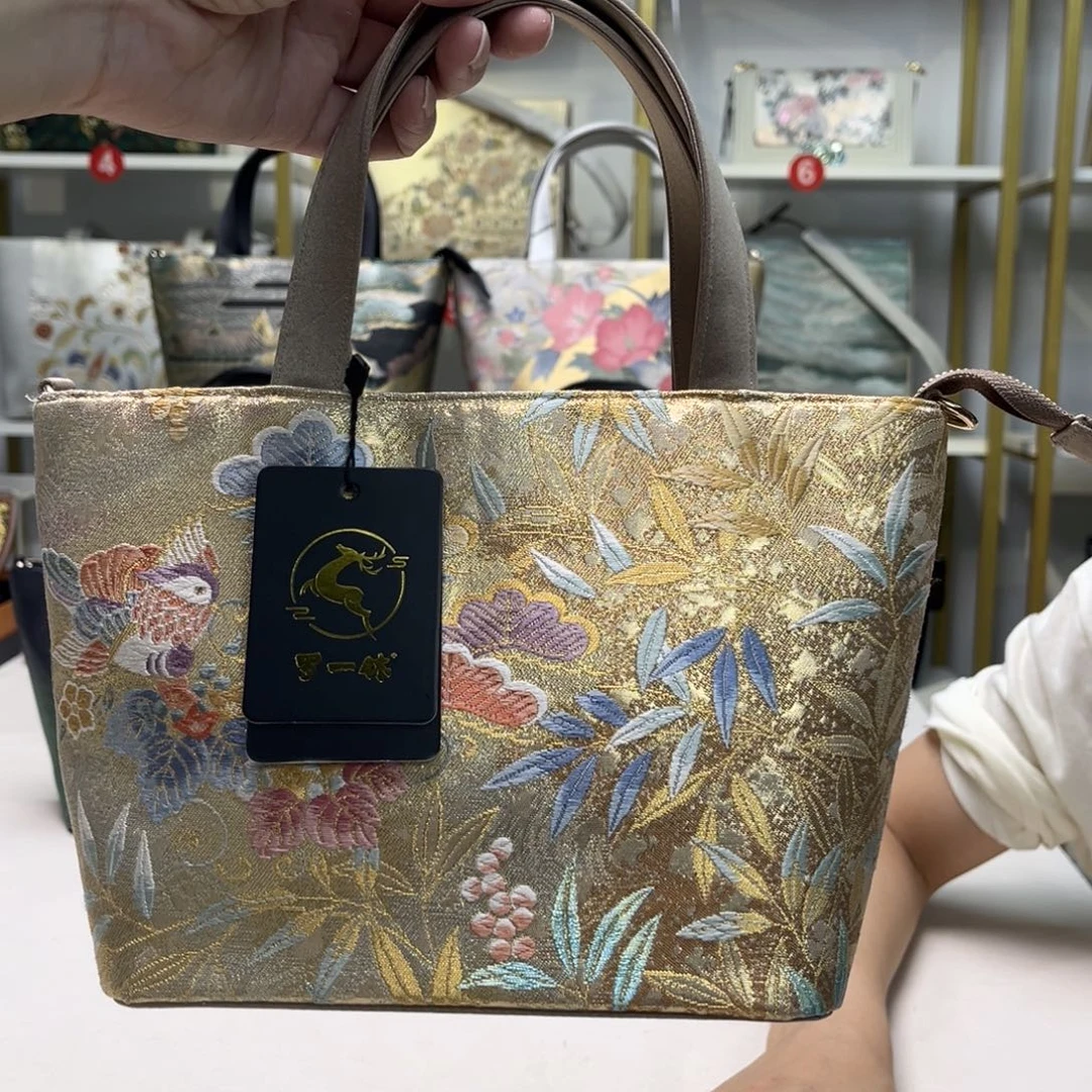 织绣高定风雨中的花朵，倔强又美丽。