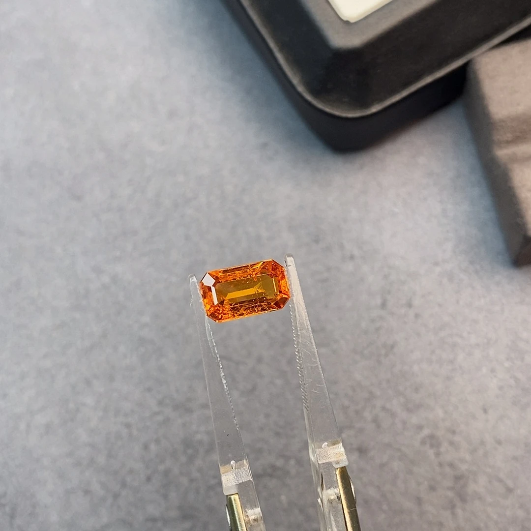 未镶嵌石榴石（芬达石）珠宝半成品2.95ct