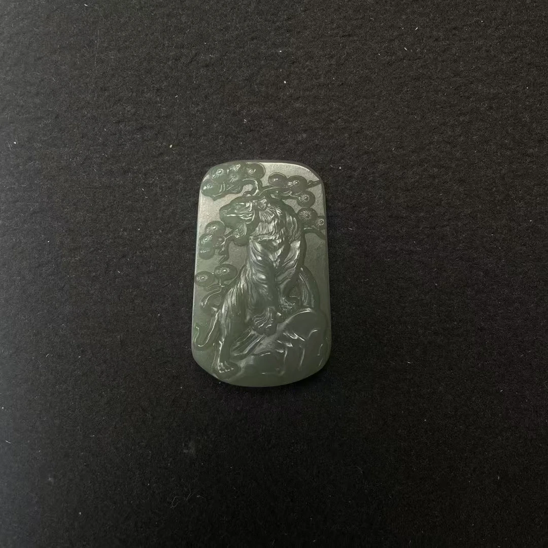 lot1533和田玉老虎牌 湖水绿 53.8*33.5*10.6mm/41.4g/北京世纪