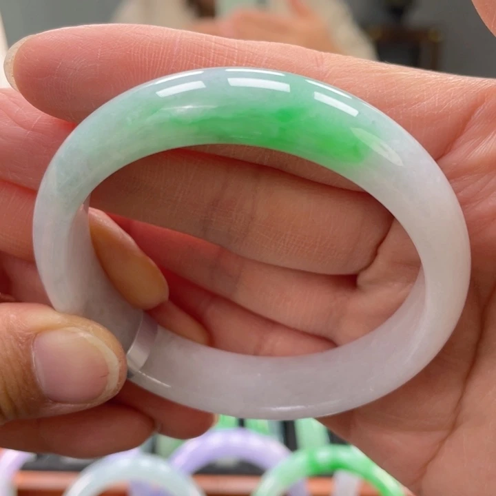 翡翠未镶嵌手镯缅甸翡翠有瑕