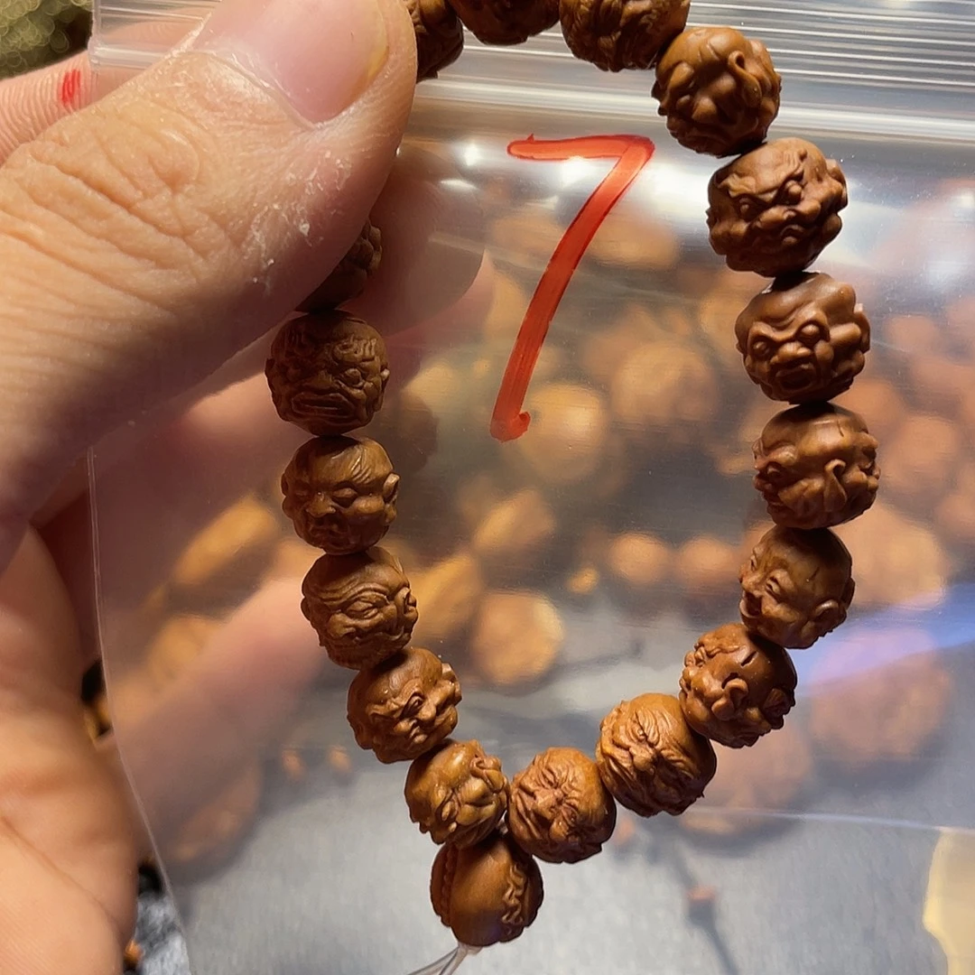 龙纹桃核雕刻瑕疵罗汉