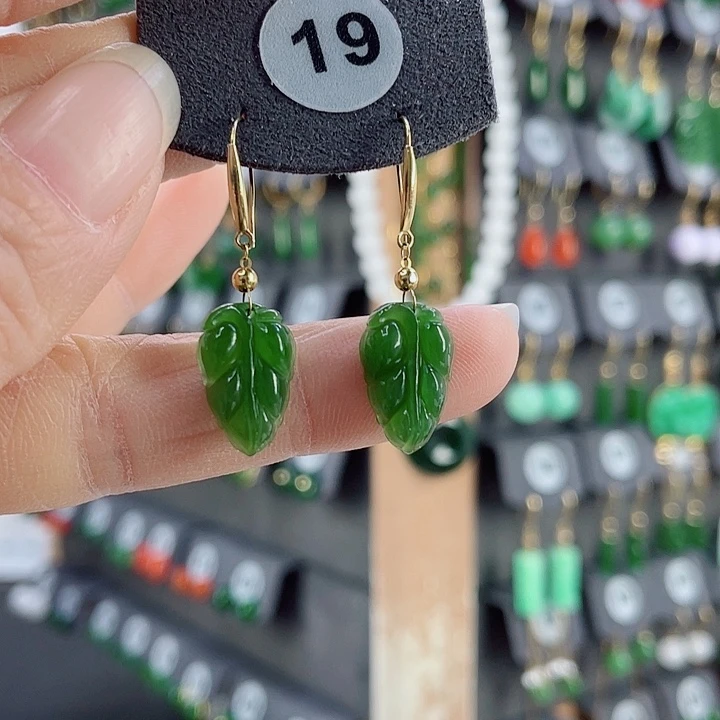 18K金镶嵌和田玉耳饰