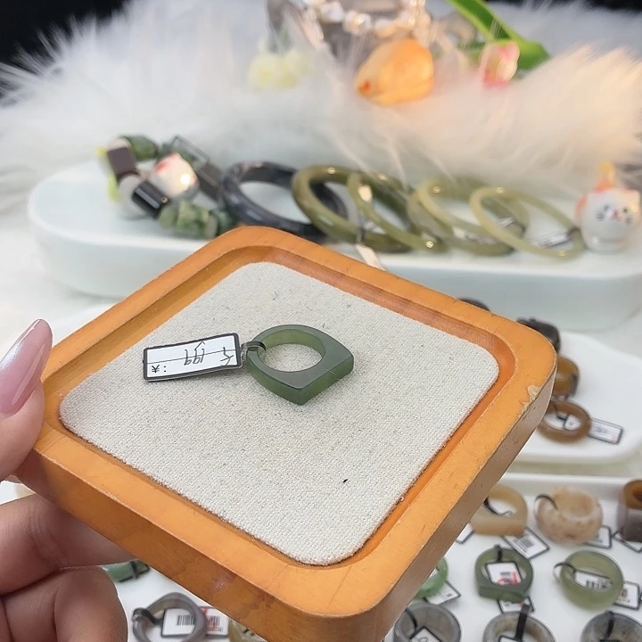 和田玉（糖玉）未镶嵌戒指t105湖水绿马鞍直径16.8不退换