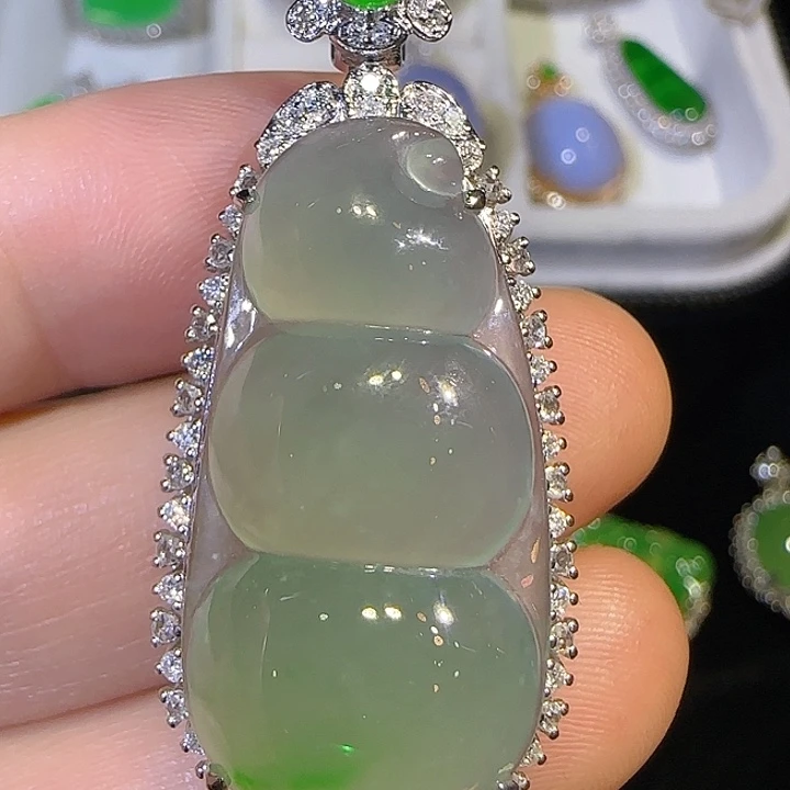 翡翠18K金镶嵌吊坠(赠链)飘绿豆子吊坠