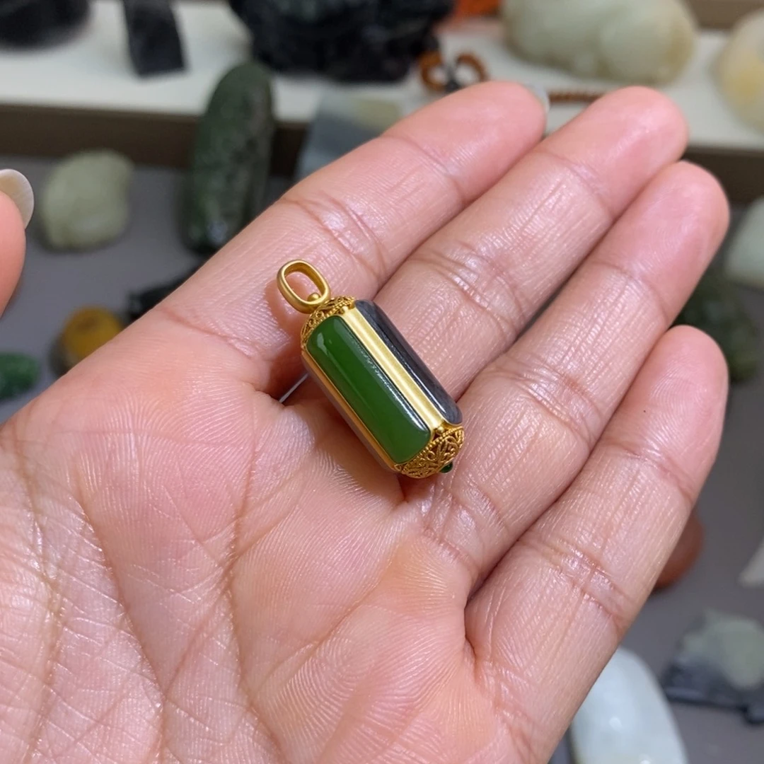 和田玉18K金镶嵌颈饰凌*子