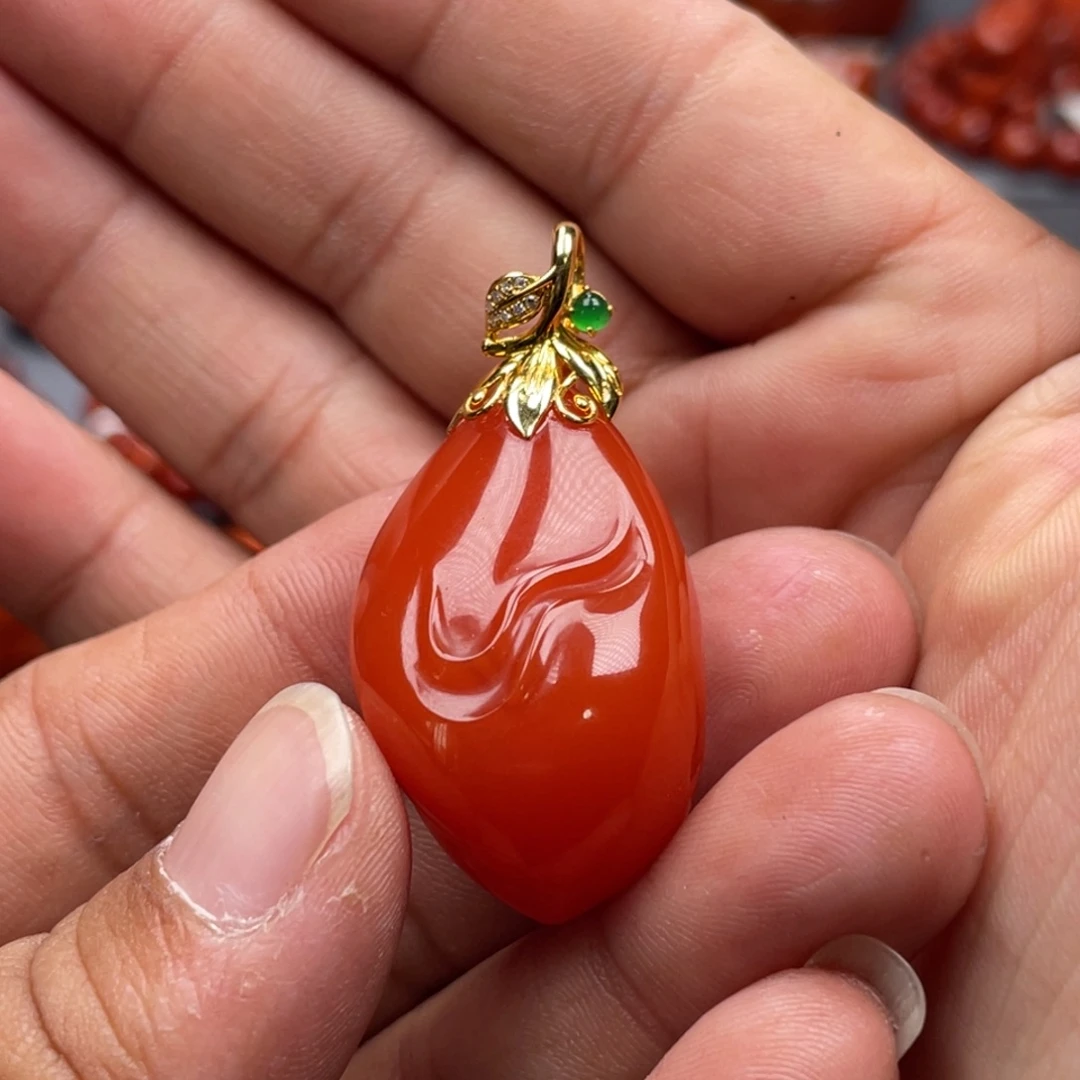 南红玛瑙18K金镶嵌珠宝奇石吊坠