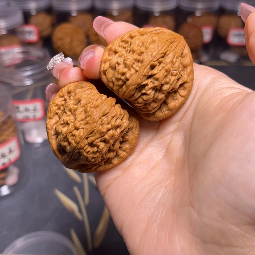 文玩核桃吊坠虎头王43.5