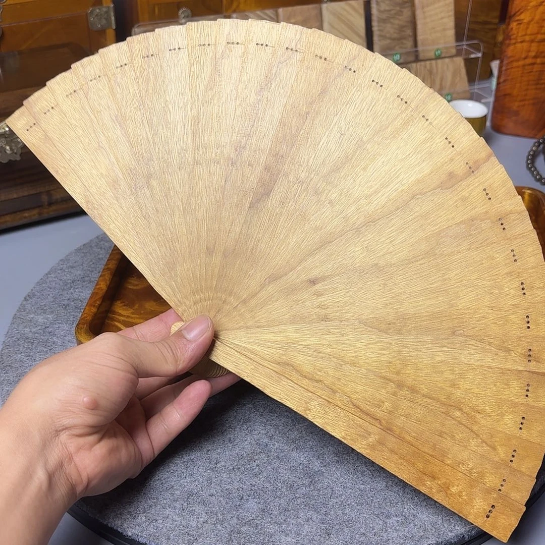 朱***心扇子尺寸21.5,….金丝楠木