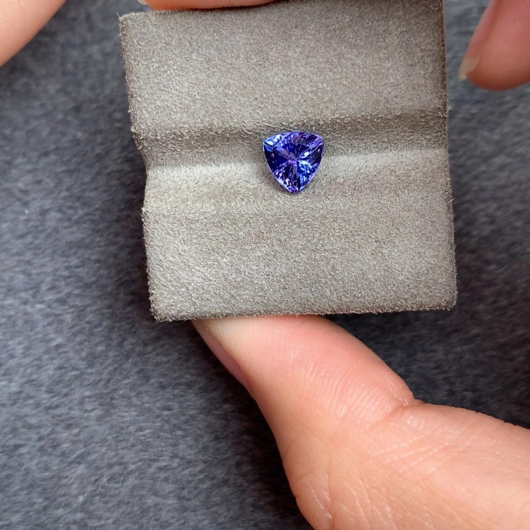 未镶嵌角6坦桑石