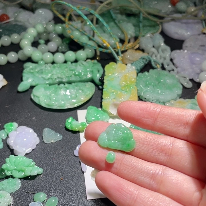 颈饰未镶嵌翡翠天