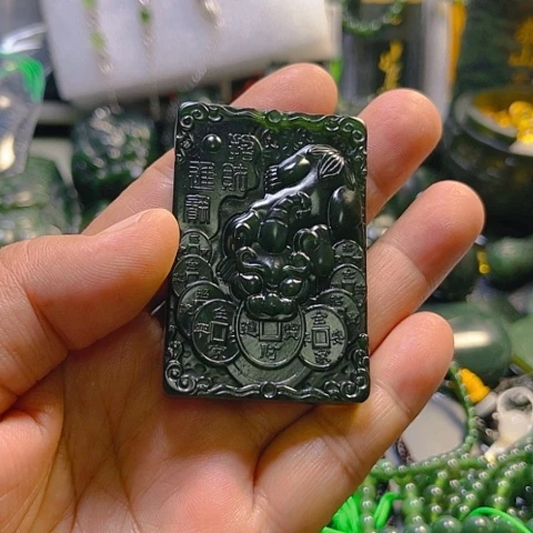 蛇纹石玉颈饰未镶嵌大**糖