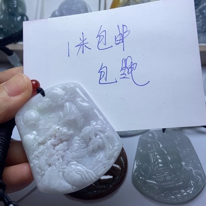 翡翠未镶嵌颈饰小****?翡翠