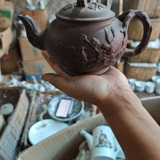 库存微瑕紫砂壶一个
