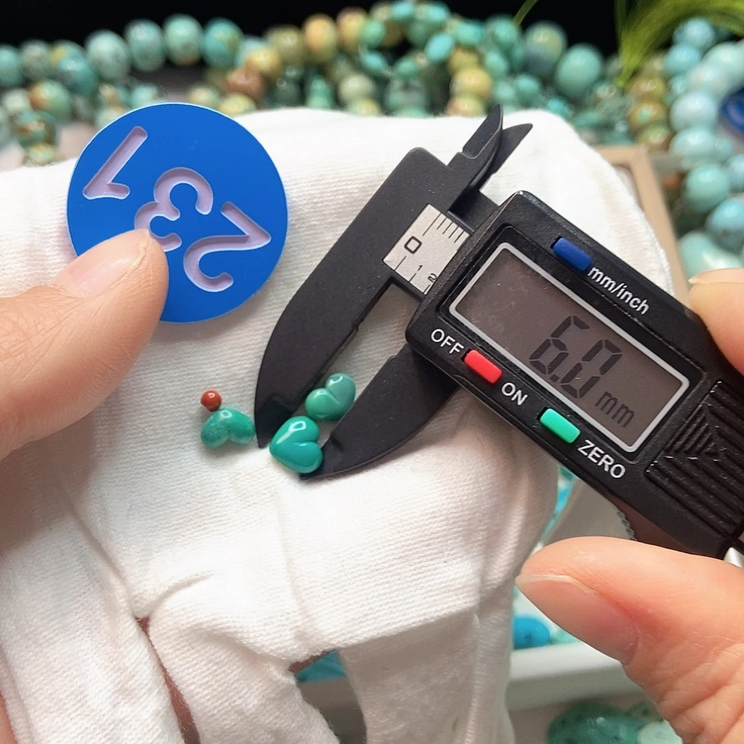 明***了南红玛瑙未镶嵌珠宝奇石