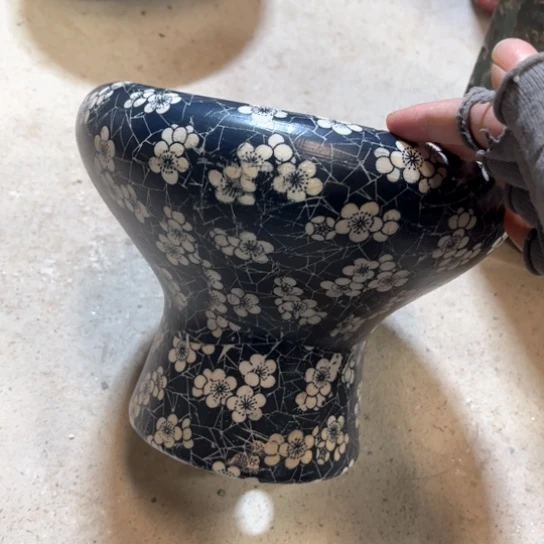 罐默认微瑕，有孔编号19-235