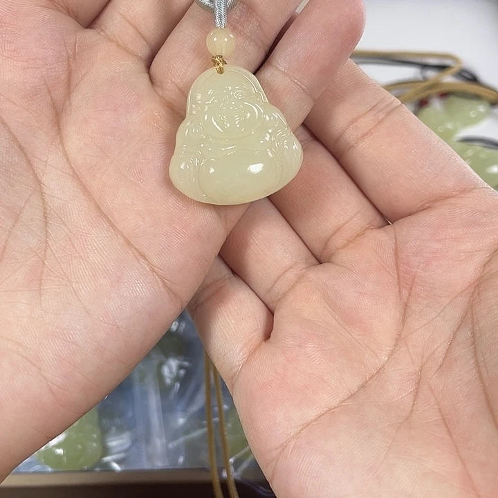 石英质玉未镶嵌颈饰佛公