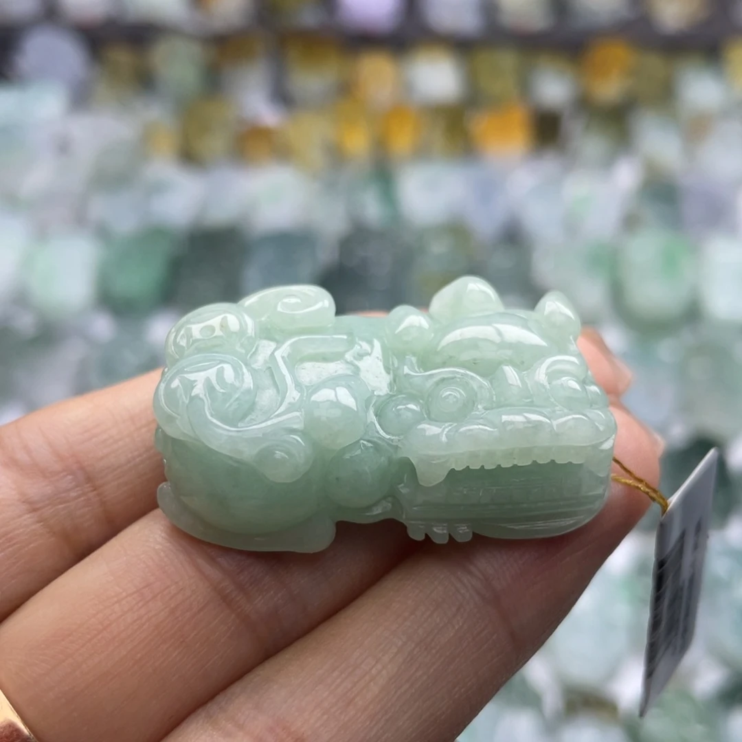 阿***梅翡翠未镶嵌颈饰貔貅