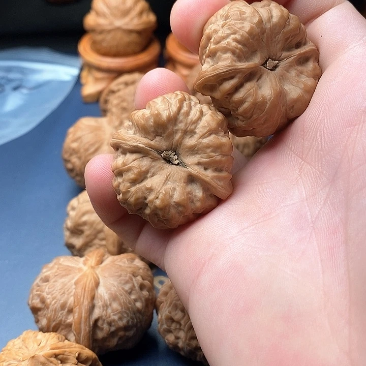 文玩核桃吊坠五*八核桃