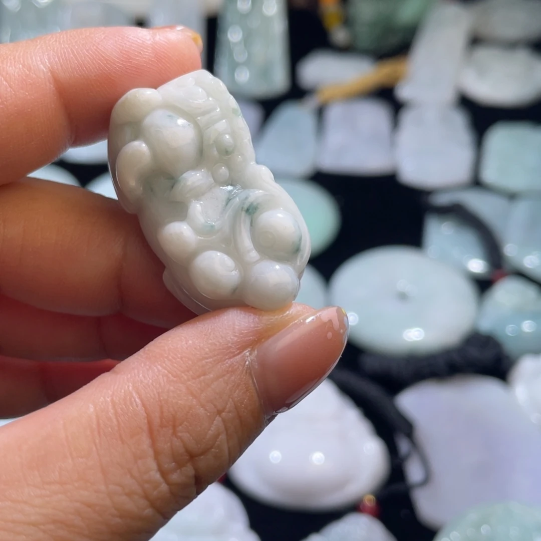 翡翠未镶嵌颈饰貔貅