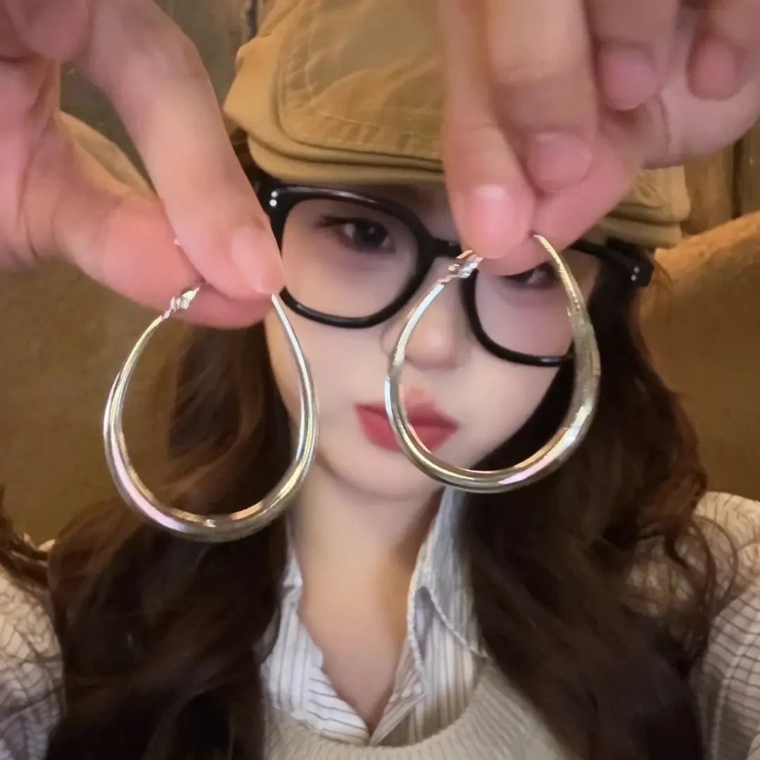 合金耳饰 银色素圈耳圈女新款简约圆脸耳环轻奢气质感圈圈耳饰