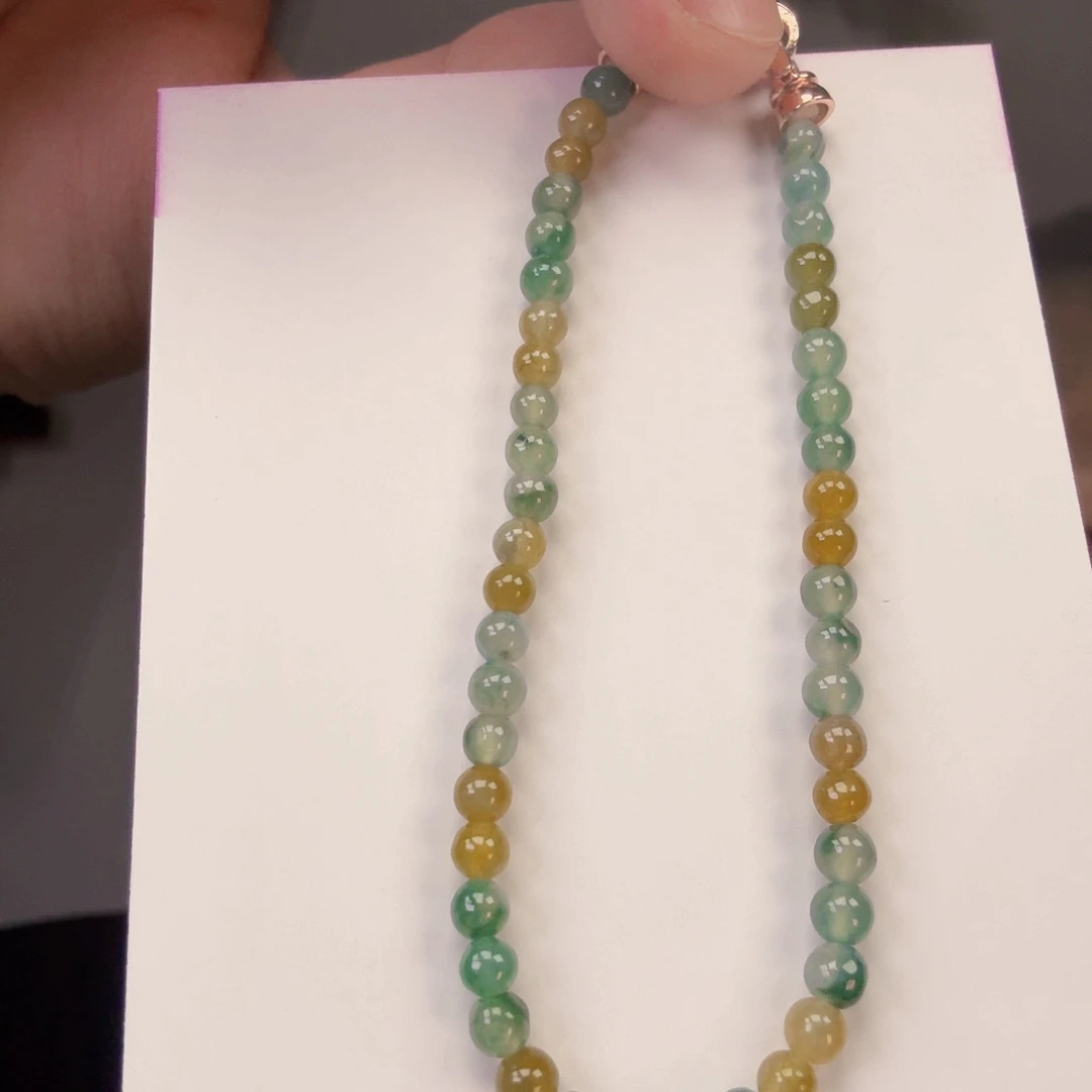 翡翠未镶嵌颈饰一件