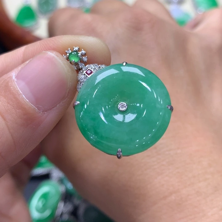 翡翠吊坠(不含链)18K金镶嵌