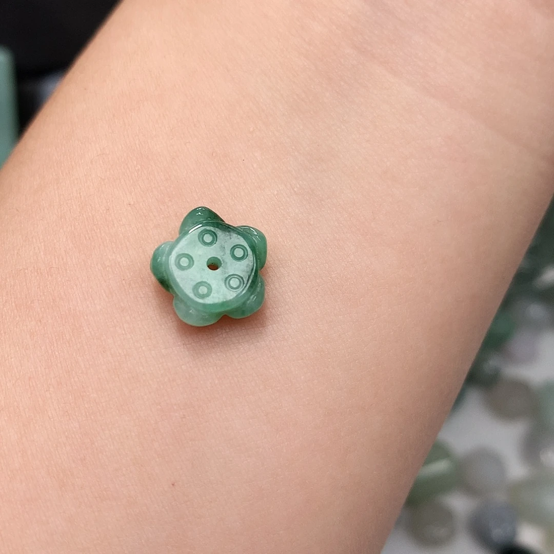 翡翠未镶嵌颈饰莲花