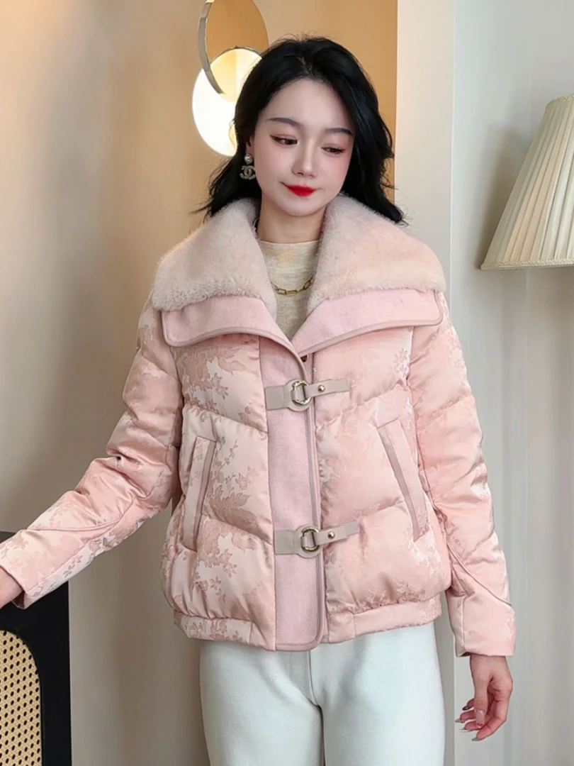 #9005【粉黛】轻奢高级象粉色提花刺绣拼呢子毛毛一体式羽绒外套