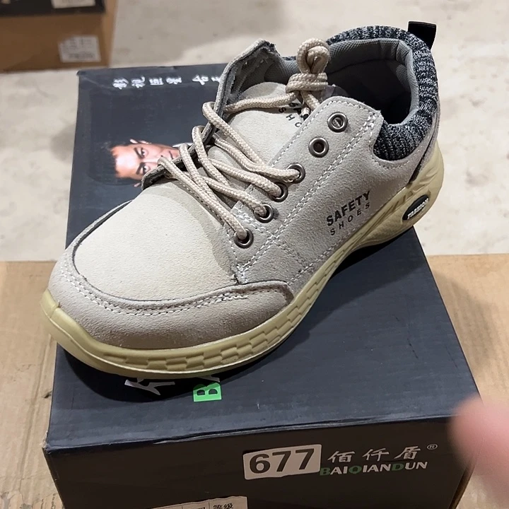 677号。39码防砸防刺劳保鞋。鞋底磨损介意勿拍
