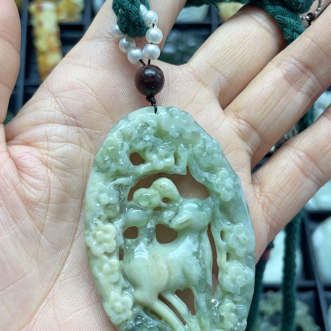 蛇纹石玉未镶嵌颈饰