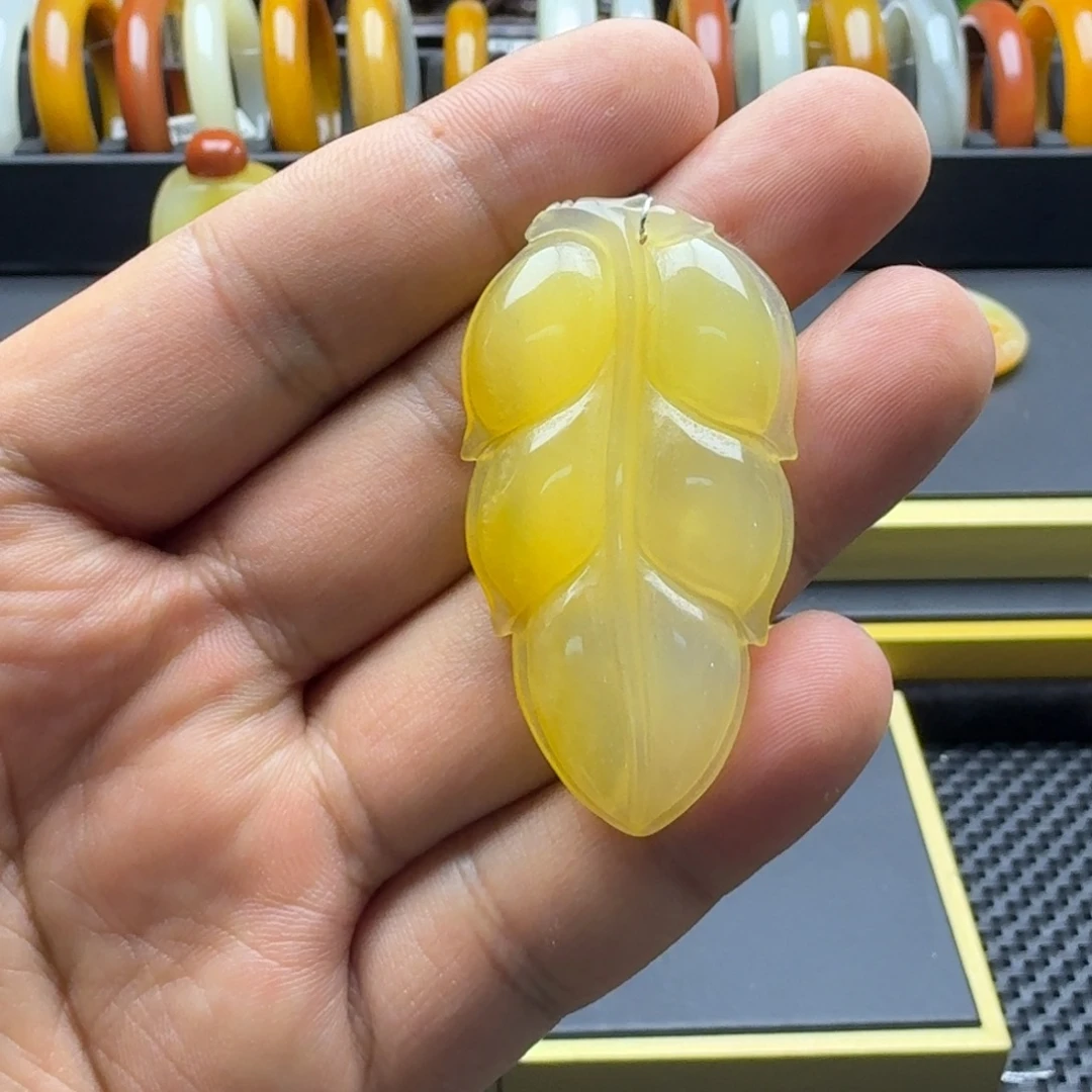 石英质玉（黄龙玉）未镶嵌颈饰叶子