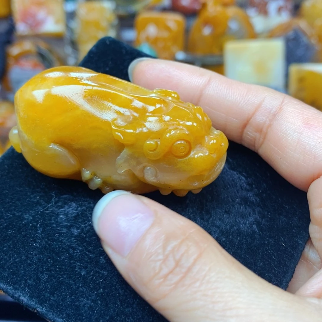 未镶嵌石英质玉（黄龙玉）颈饰