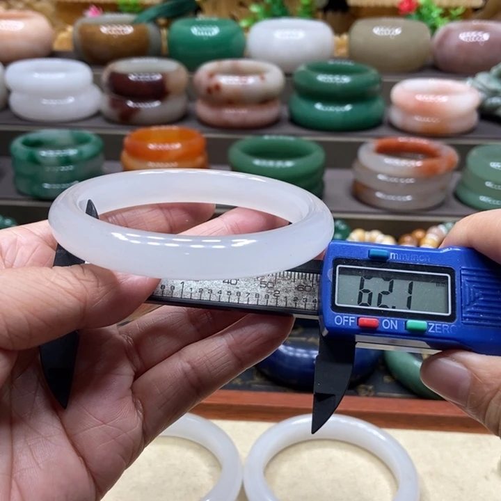 石英质玉未镶嵌颈饰